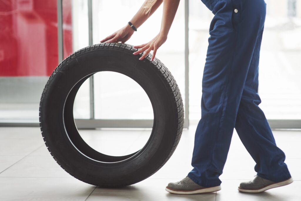 Tucson mechanic replacing a tire